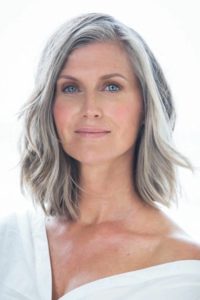 Photo via https://www.hottesthaircuts.com/21-glamorous-grey-hairstyles-for-older-women