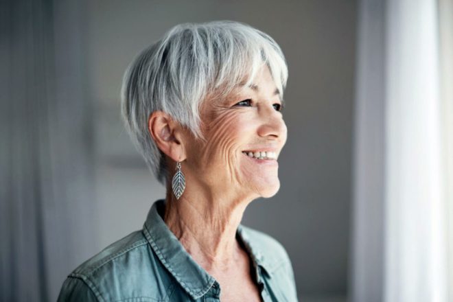 Photo credit; https://www.hottesthaircuts.com/21-glamorous-grey-hairstyles-for-older-women