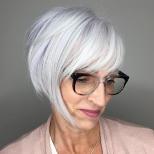 Photo credit https://www.hottesthaircuts.com/21-glamorous-grey-hairstyles-for-older-women